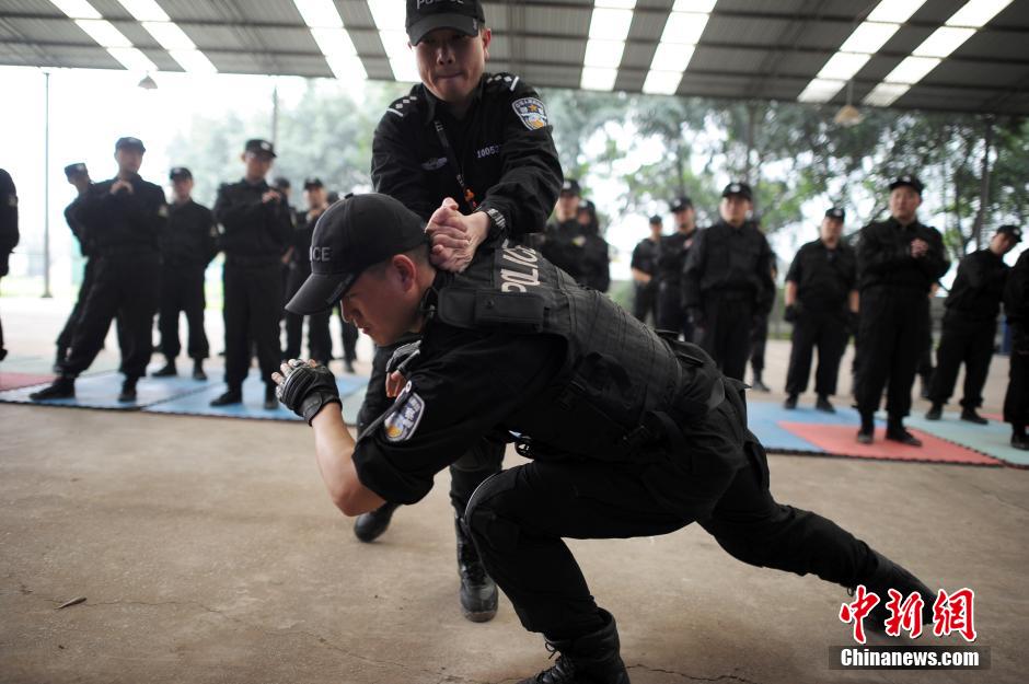 重慶女網(wǎng)友入駐警隊學(xué)防狼術(shù)