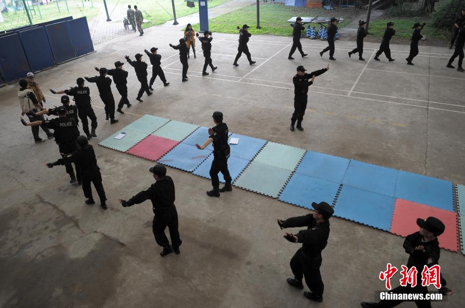 重慶女網友入駐警隊學防狼術