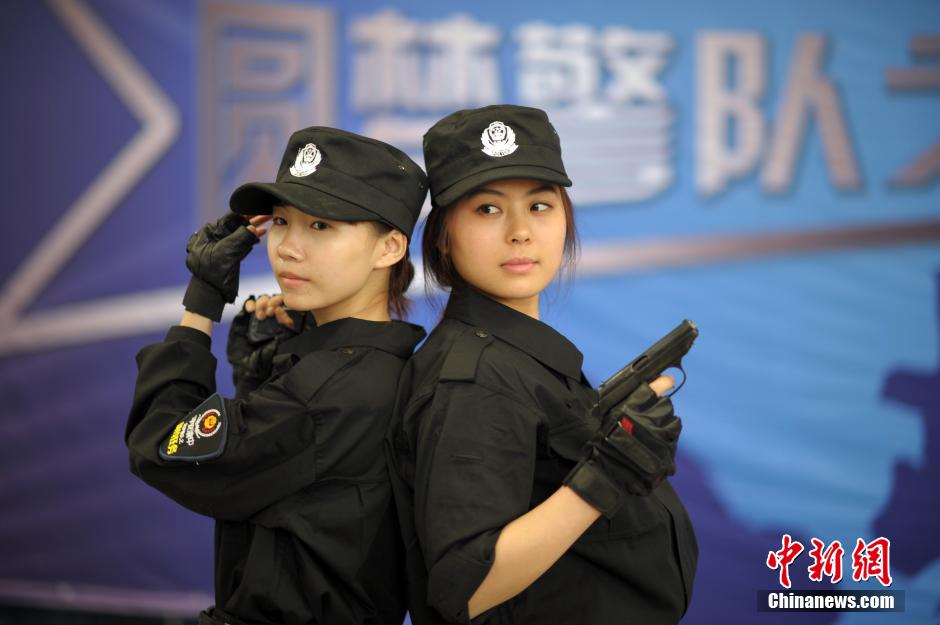 重慶女網友入駐警隊學防狼術