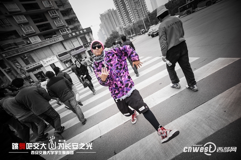 “跳舞吧，交大！”走紅網(wǎng)絡(luò) 高難度動(dòng)作獲網(wǎng)友點(diǎn)贊