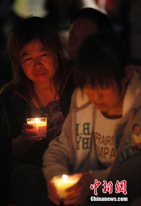 MH370航班失聯滿月 在京乘客家屬舉行祈?；顒?/></a></p>

<p>　　4月8日，乘客家屬祈福。當日，馬航MH370航班失聯事件發生滿一個月，失聯乘客家屬在北京麗都飯店舉行祈?；顒印Ｖ行律绨l韓海丹 攝</p>
</p>
</div>
</div>

<div   class=