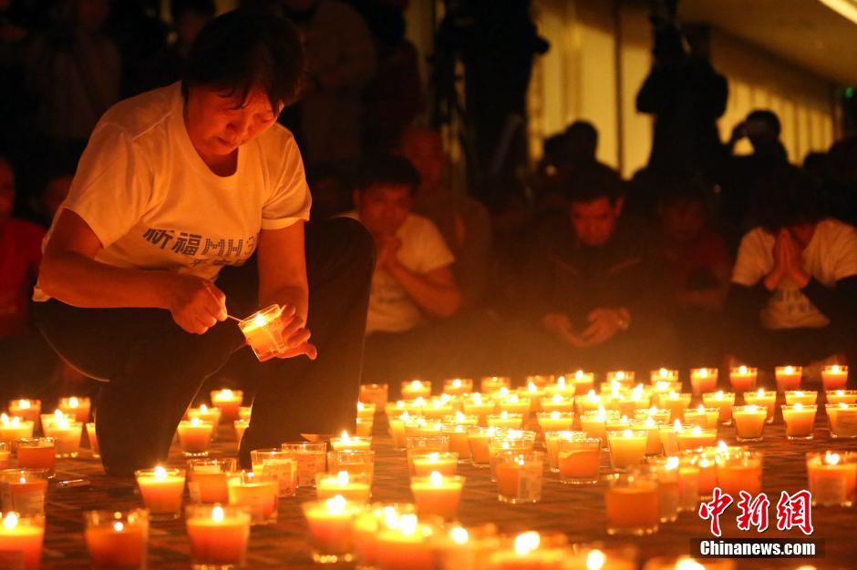 MH370航班失聯滿月 在京乘客家屬舉行祈?；顒?/></a></p>

<p>　　4月8日，乘客家屬祈福。當日，馬航MH370航班失聯事件發生滿一個月，失聯乘客家屬在北京麗都飯店舉行祈福活動。中新社發韓海丹 攝</p>
</p>
</div>
</div>

<div   class=