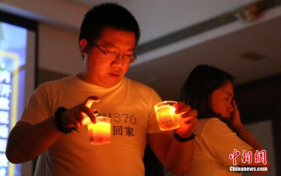 MH370航班失聯滿月 在京乘客家屬舉行祈?；顒?/></p>

<p>　　4月8日，乘客家屬祈福。當日，馬航MH370航班失聯事件發生滿一個月，失聯乘客家屬在北京麗都飯店舉行祈福活動。中新社發韓海丹 攝</p>

<p>　　MH370航班失聯滿月 在京乘客家屬舉行祈?；顒?/p>
</p>
</div>
</div>

<div   class=