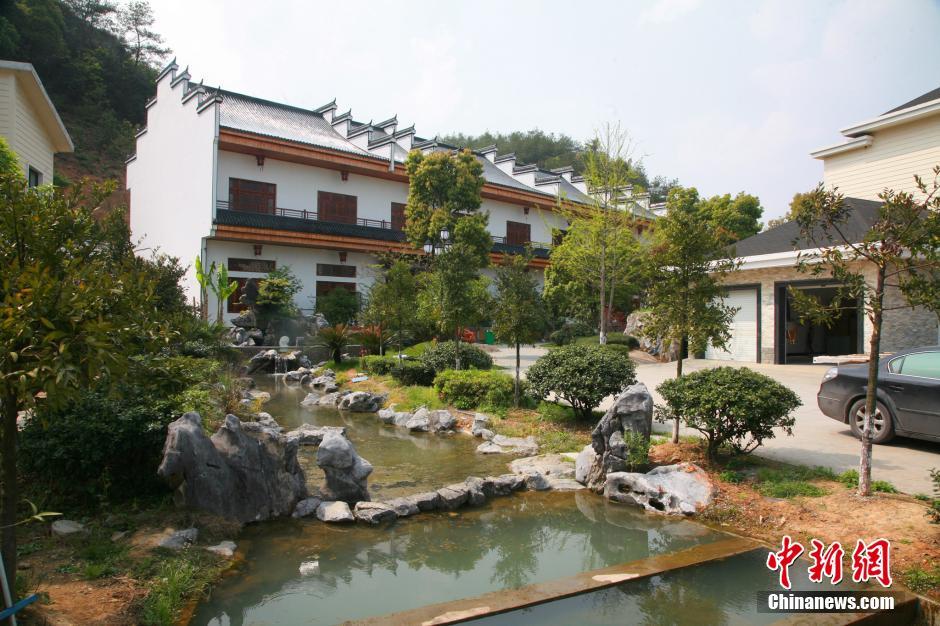 浙江村支書(shū)違建豪華別墅 退地交罰款4萬(wàn)余元