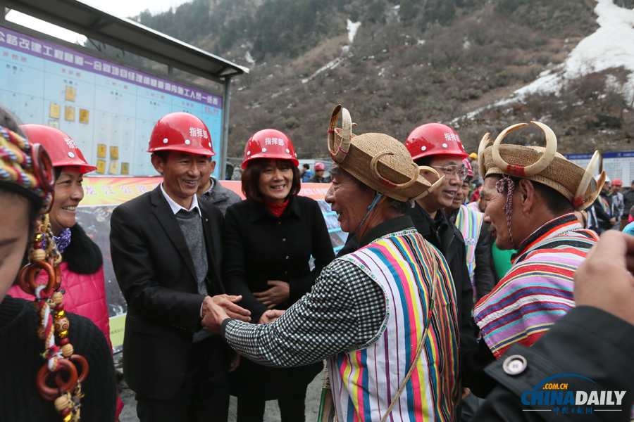 獨龍江公路高黎貢山隧道貫通 當?shù)鬲汖堊逋d歌載舞慶祝