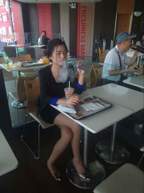 世界無(wú)煙日，鄭州一美女在肯德基抽煙思雷電子煙