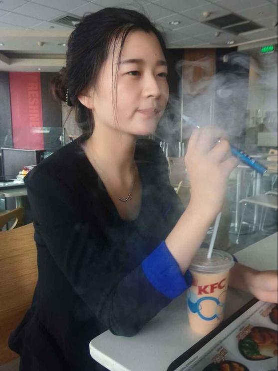 世界無(wú)煙日，鄭州一美女在肯德基抽煙思雷電子煙