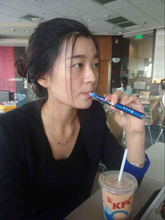 世界無(wú)煙日，鄭州一美女在肯德基抽煙思雷電子煙