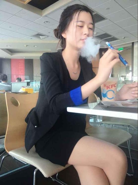 世界無(wú)煙日，鄭州一美女在肯德基抽煙思雷電子煙