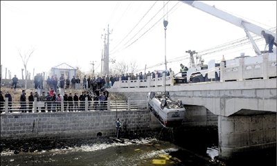 面包翻入河溝 過(guò)路城管施救