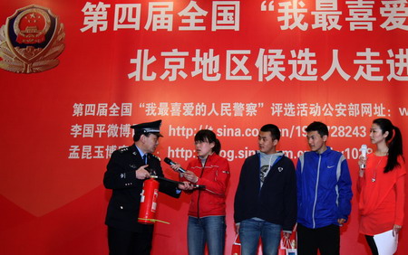 人民警察走進校園與學子互動