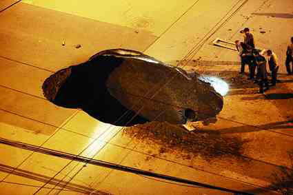 北京路面突現“天坑” 載重大貨車深陷洞內(圖)