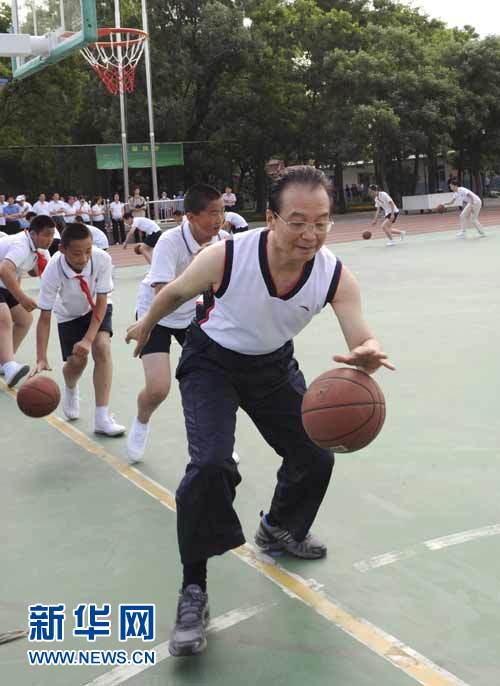 總理和小學生一起上體育課