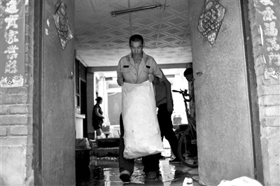 北京黑粽子窩點(diǎn)濫加甜蜜素提味 江米泡臟水里