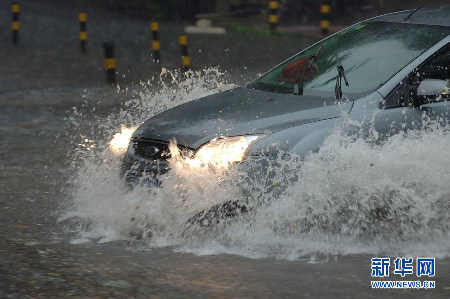 北京遭遇強(qiáng)雷雨天氣 部分地區(qū)積水嚴(yán)重