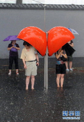 北京遭遇強(qiáng)雷雨天氣 部分地區(qū)積水嚴(yán)重