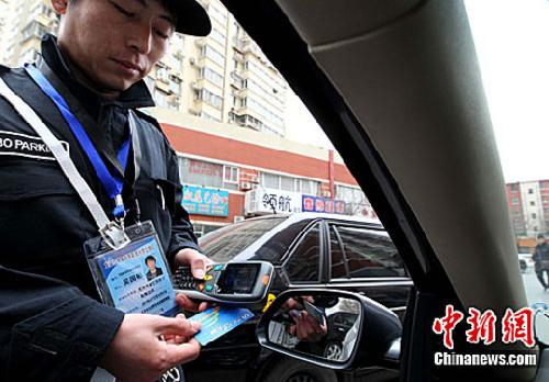 北京停車各方博弈：正規(guī)車場(chǎng)車輛銳減 黑車場(chǎng)日子滋潤(rùn)