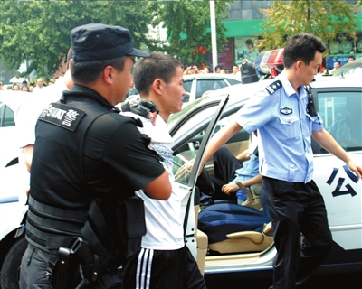 男子中關(guān)村大街持刀與警方對(duì)峙 特警出其不意奪刀
