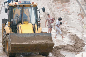 北京自來水管爆裂 中關村大街湍流成河(圖)