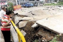 北京降暴雨部分地區(qū)地面塌陷 共測雷擊八千多次