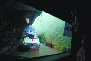 北京“流動(dòng)醫(yī)院”進(jìn)震區(qū)