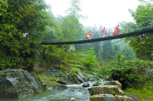 北京“流動(dòng)醫(yī)院”進(jìn)震區(qū)