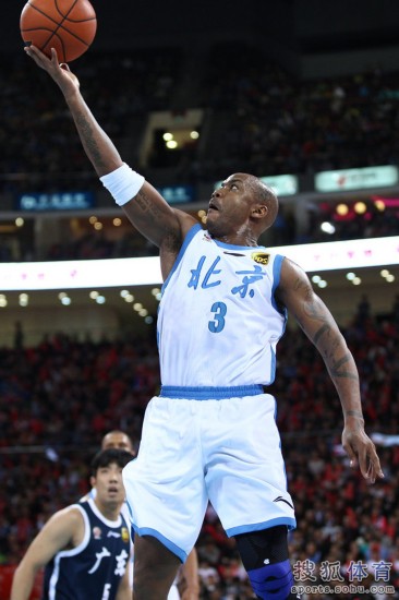 老馬32+8力壓阿聯29+11 北京揭幕戰(zhàn)14分勝廣東