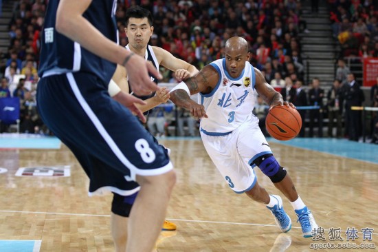 老馬32+8力壓阿聯(lián)29+11 北京揭幕戰(zhàn)14分勝廣東