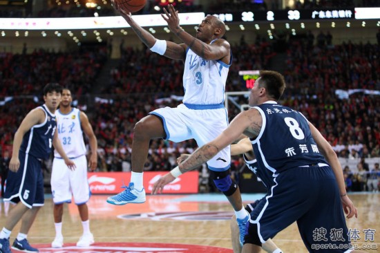 老馬32+8力壓阿聯29+11 北京揭幕戰14分勝廣東