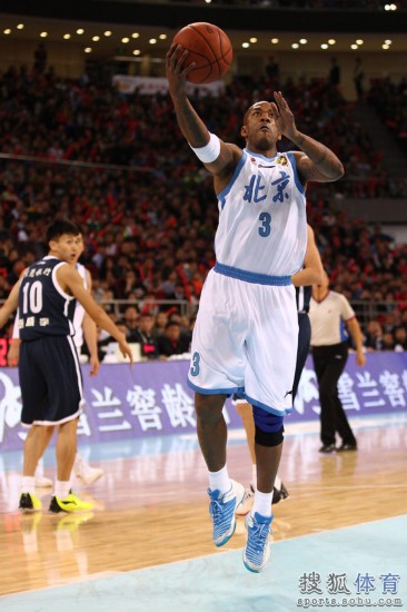 老馬32+8力壓阿聯(lián)29+11 北京揭幕戰(zhàn)14分勝?gòu)V東