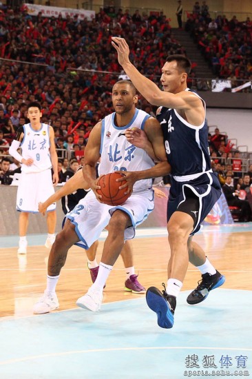 老馬32+8力壓阿聯29+11 北京揭幕戰14分勝廣東