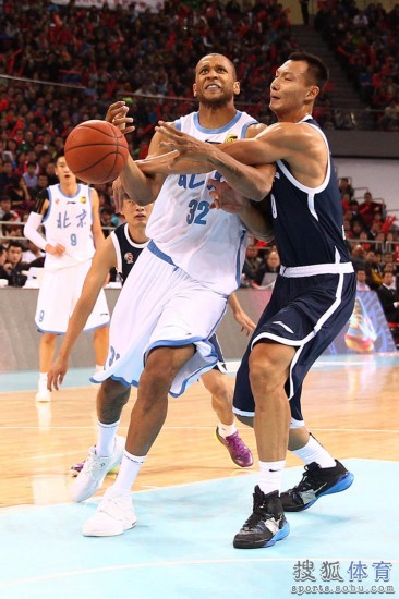 老馬32+8力壓阿聯(lián)29+11 北京揭幕戰(zhàn)14分勝?gòu)V東