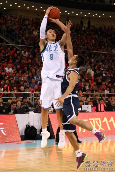 老馬32+8力壓阿聯29+11 北京揭幕戰14分勝廣東