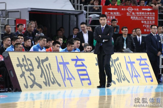 老馬32+8力壓阿聯(lián)29+11 北京揭幕戰(zhàn)14分勝廣東