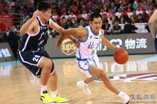 老馬32+8力壓阿聯(lián)29+11 北京揭幕戰(zhàn)14分勝廣東