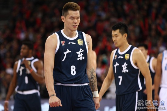 老馬32+8力壓阿聯29+11 北京揭幕戰(zhàn)14分勝廣東