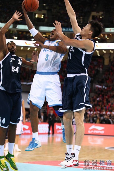 老馬32+8力壓阿聯(lián)29+11 北京揭幕戰(zhàn)14分勝廣東