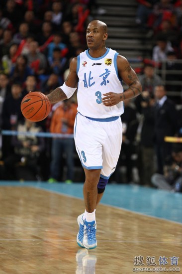 老馬32+8力壓阿聯29+11 北京揭幕戰14分勝廣東