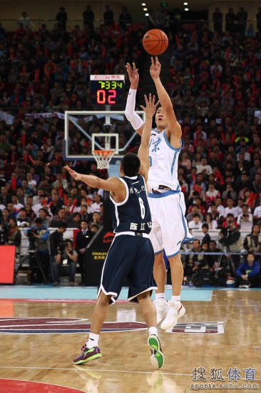 老馬32+8力壓阿聯(lián)29+11 北京揭幕戰(zhàn)14分勝廣東