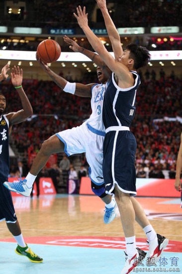 老馬32+8力壓阿聯29+11 北京揭幕戰14分勝廣東