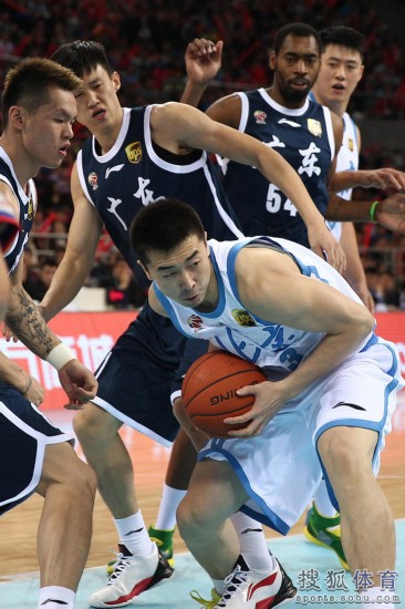 老馬32+8力壓阿聯(lián)29+11 北京揭幕戰(zhàn)14分勝?gòu)V東