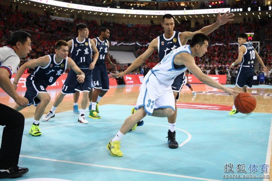 老馬32+8力壓阿聯29+11 北京揭幕戰14分勝廣東