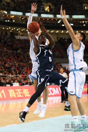 老馬32+8力壓阿聯29+11 北京揭幕戰14分勝廣東