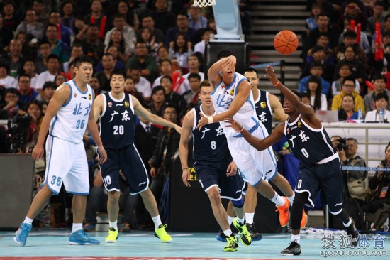 老馬32+8力壓阿聯29+11 北京揭幕戰14分勝廣東