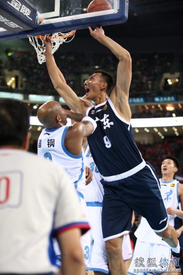 老馬32+8力壓阿聯29+11 北京揭幕戰14分勝廣東