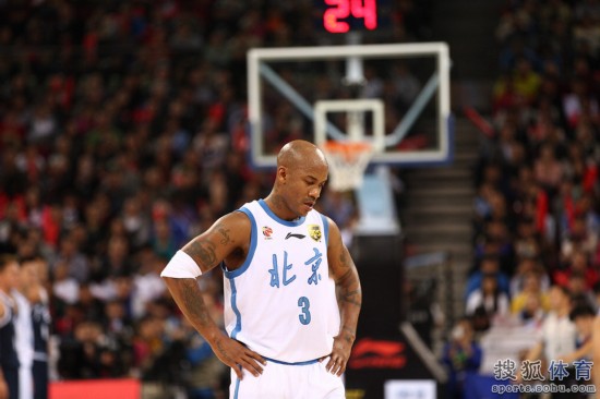 老馬32+8力壓阿聯29+11 北京揭幕戰14分勝廣東