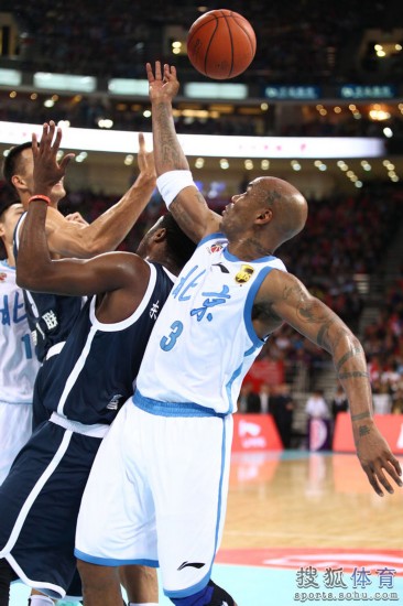 老馬32+8力壓阿聯29+11 北京揭幕戰14分勝廣東