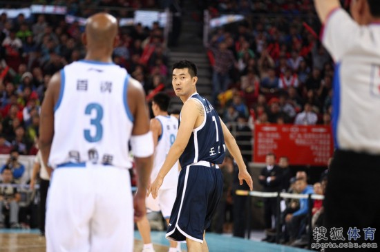 老馬32+8力壓阿聯(lián)29+11 北京揭幕戰(zhàn)14分勝?gòu)V東