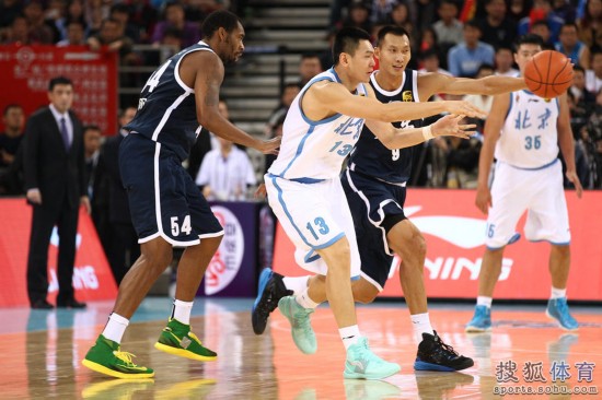 老馬32+8力壓阿聯(lián)29+11 北京揭幕戰(zhàn)14分勝廣東