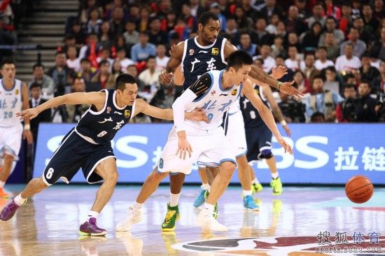 老馬32+8力壓阿聯29+11 北京揭幕戰14分勝廣東